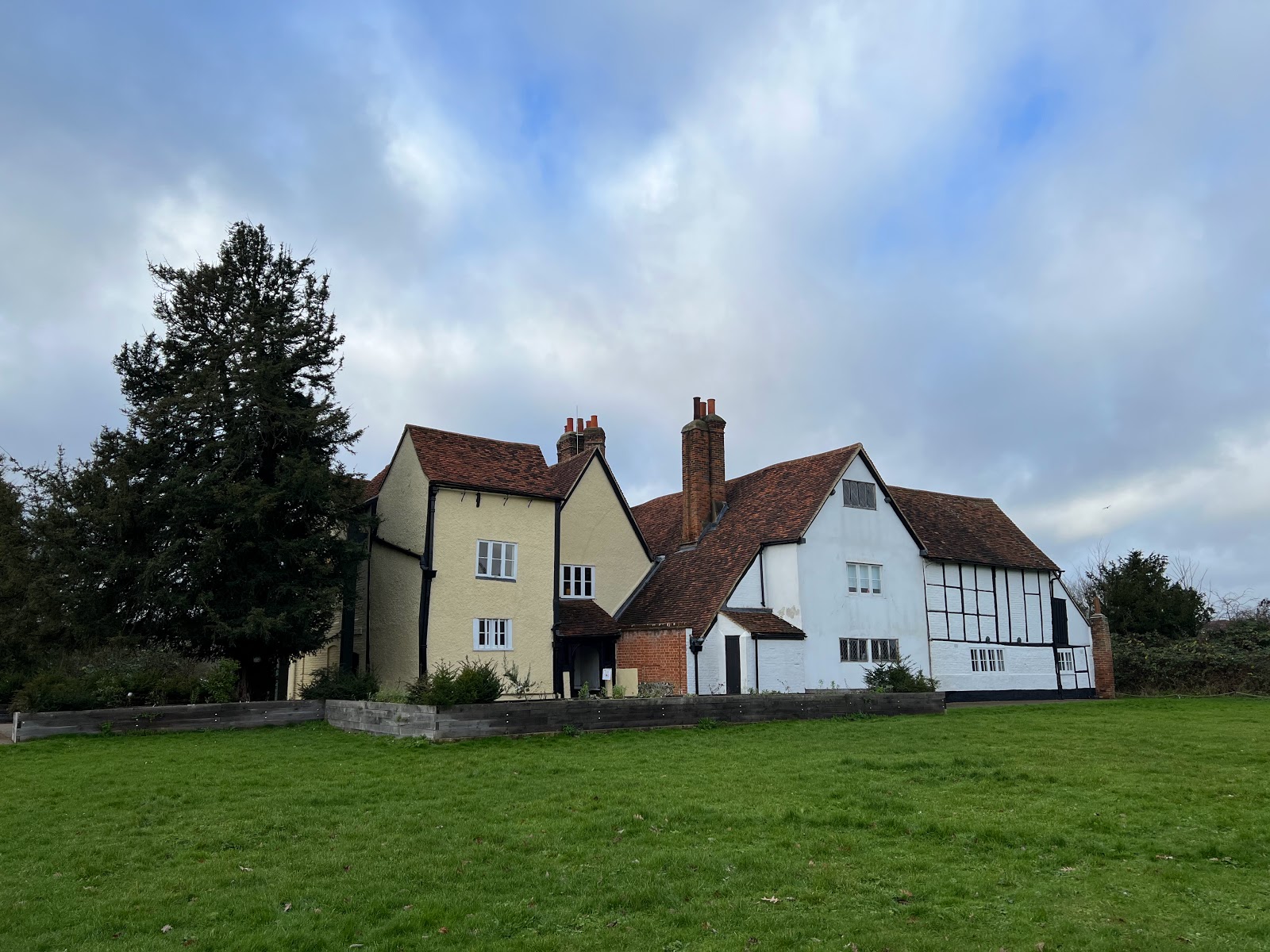 https://whatremovals.co.uk/wp-content/uploads/2022/02/Headstone Manor and Museum-300x225.jpeg